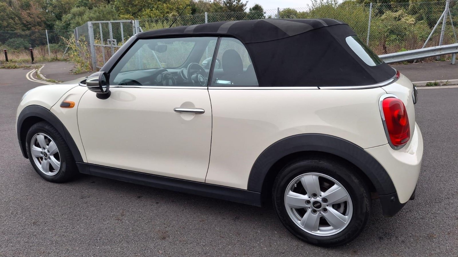 Used MINI Convertible 2016 for sale - 76865177: Photo 22