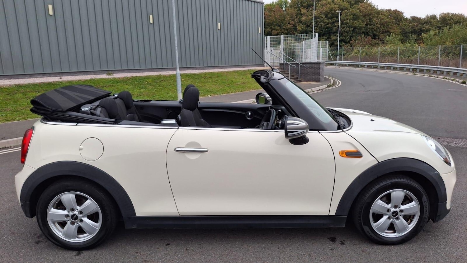 Used MINI Convertible 2016 for sale - 76865177: Photo 3