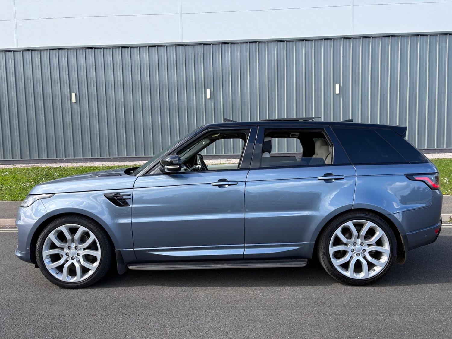 Used Land Rover Range Rover Sport 2018 for sale - 78086975: Photo 2