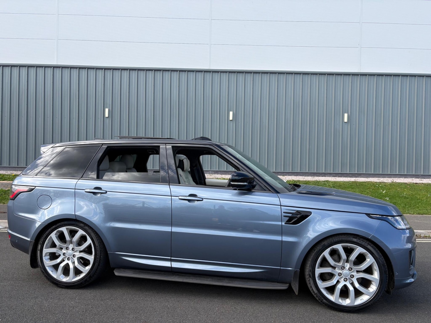 Used Land Rover Range Rover Sport 2018 for sale - 78086975: Photo 3