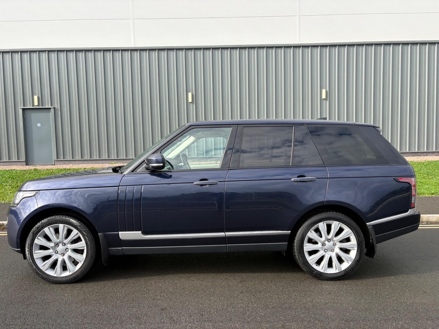 Used Land Rover Range Rover 2017 for sale - 76942720: Photo 2