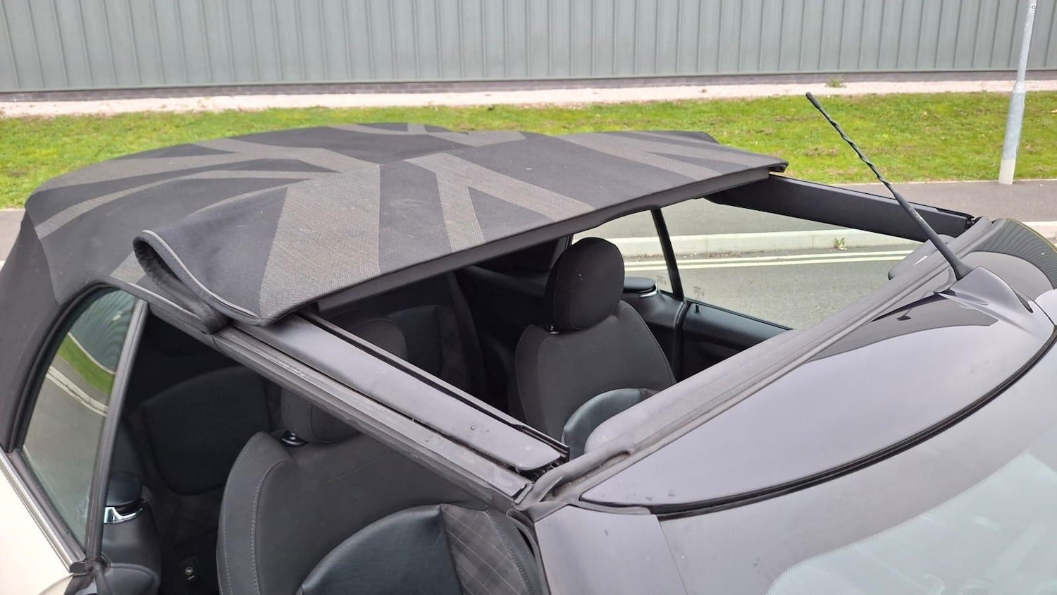 Used MINI Convertible 2016 for sale - 77330355: Photo 2