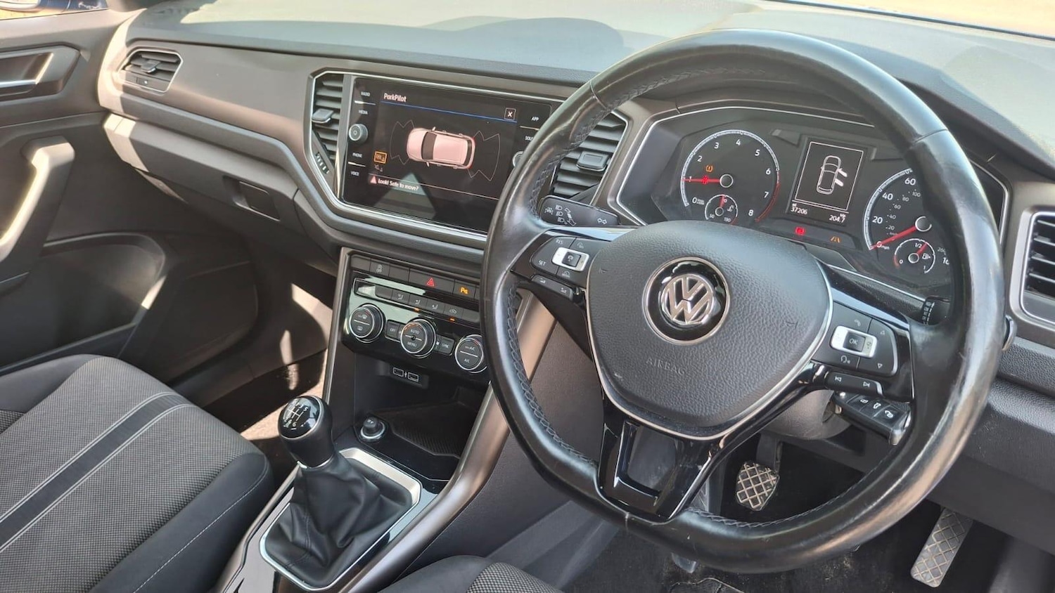 Used Volkswagen T-Roc 2018 for sale - 76865655: Photo 2