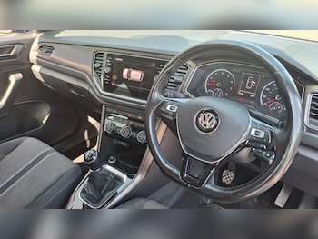 Used Volkswagen T-Roc 2018 for sale - 76865655: Photo