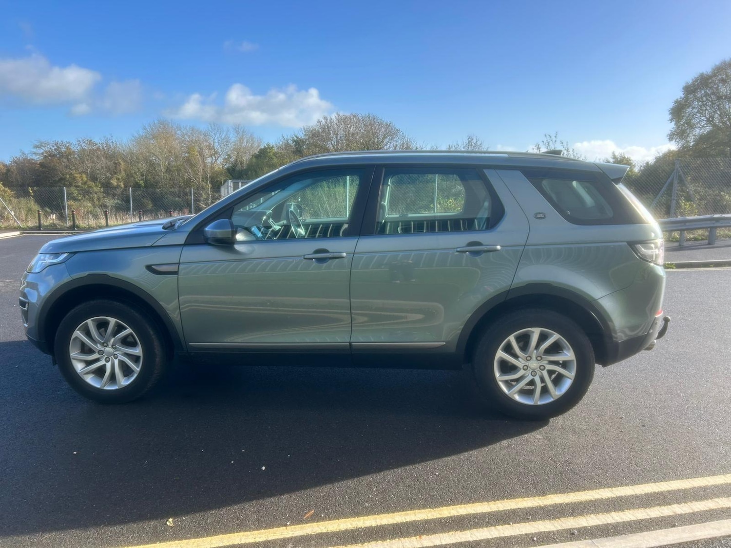 Used Land Rover Discovery Sport 2016 for sale - 76865947: Photo 2