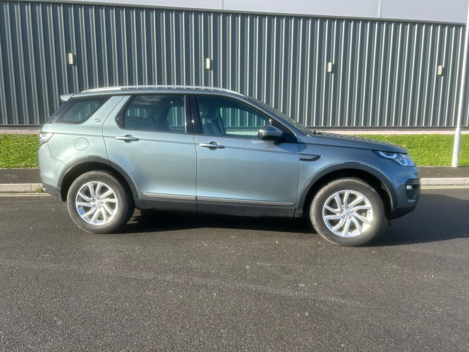 Used Land Rover Discovery Sport 2016 for sale - 76865947: Photo 3