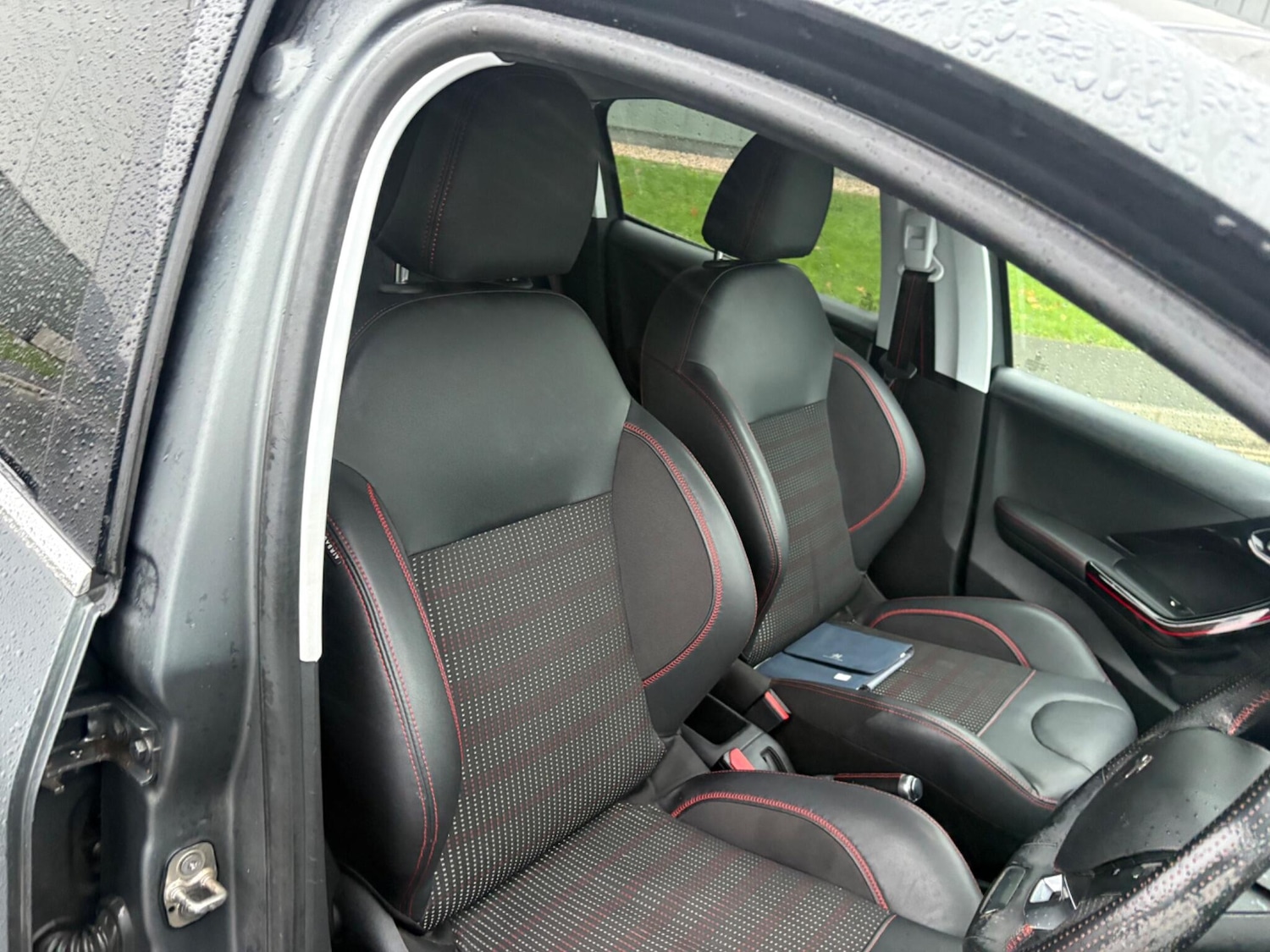 Used Peugeot 208 2017 for sale - 76866129: Photo 2