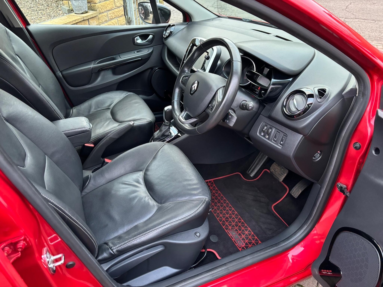 Used Renault Clio 2016 for sale - 76936117: Photo 24