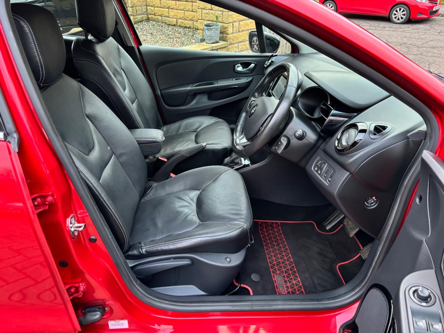 Used Renault Clio 2016 for sale - 76936117: Photo 25