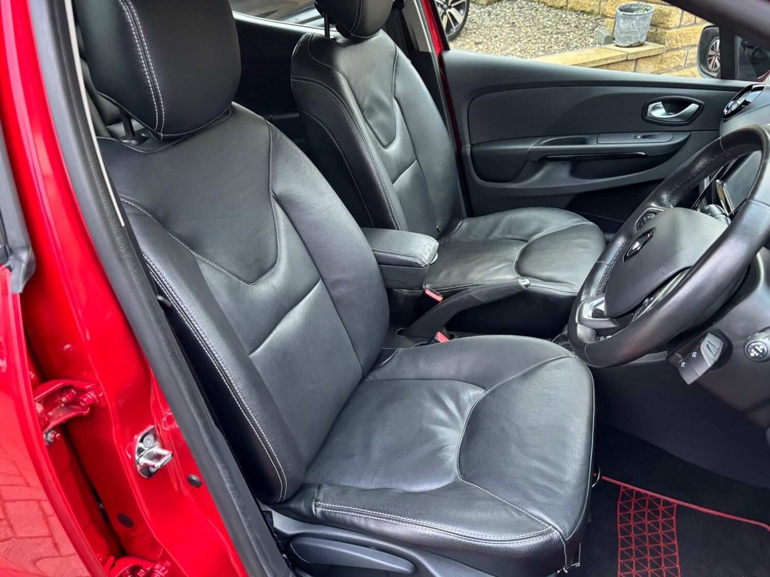 Used Renault Clio 2016 for sale - 76936117: Photo 26