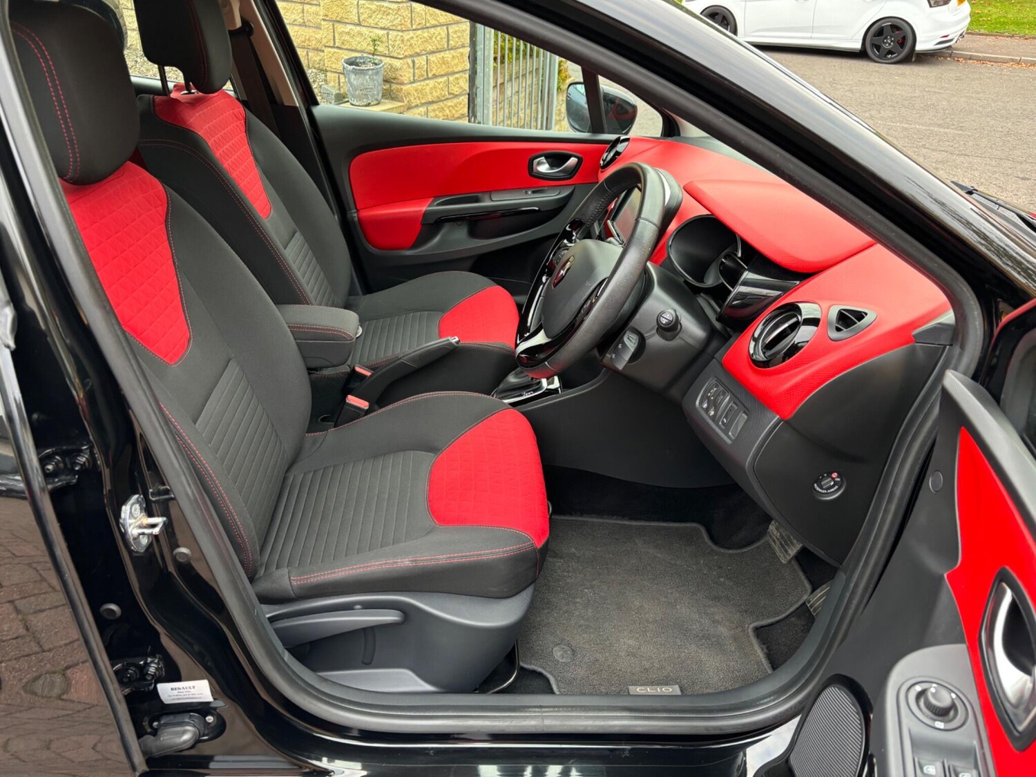 Used Renault Clio 2015 for sale - 76179731: Photo 28