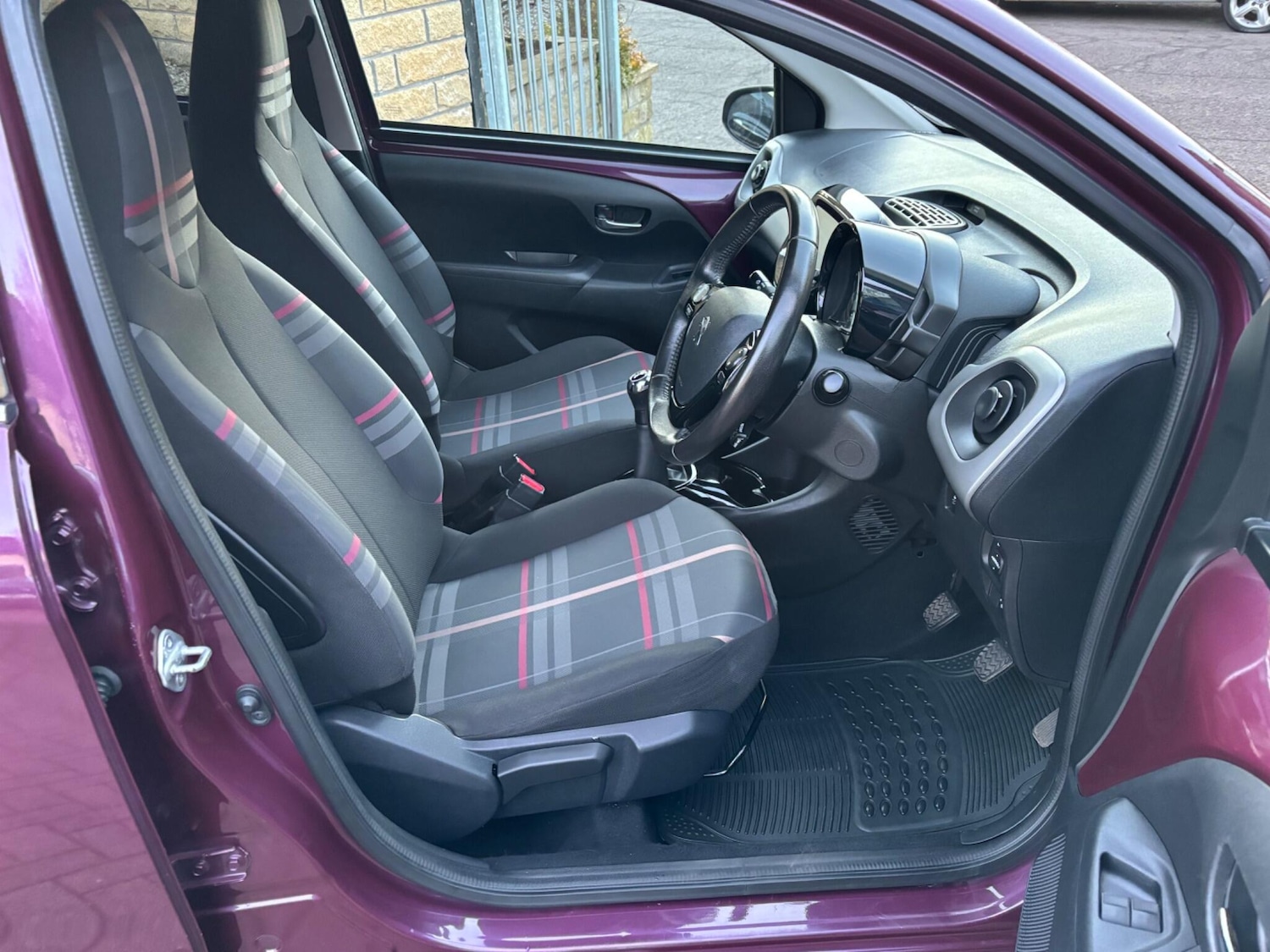 Used Peugeot 108 2015 for sale - 76942399: Photo 23