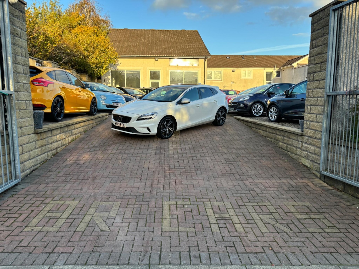 Used Volvo V40 2019 for sale - 76200634: Photo 3