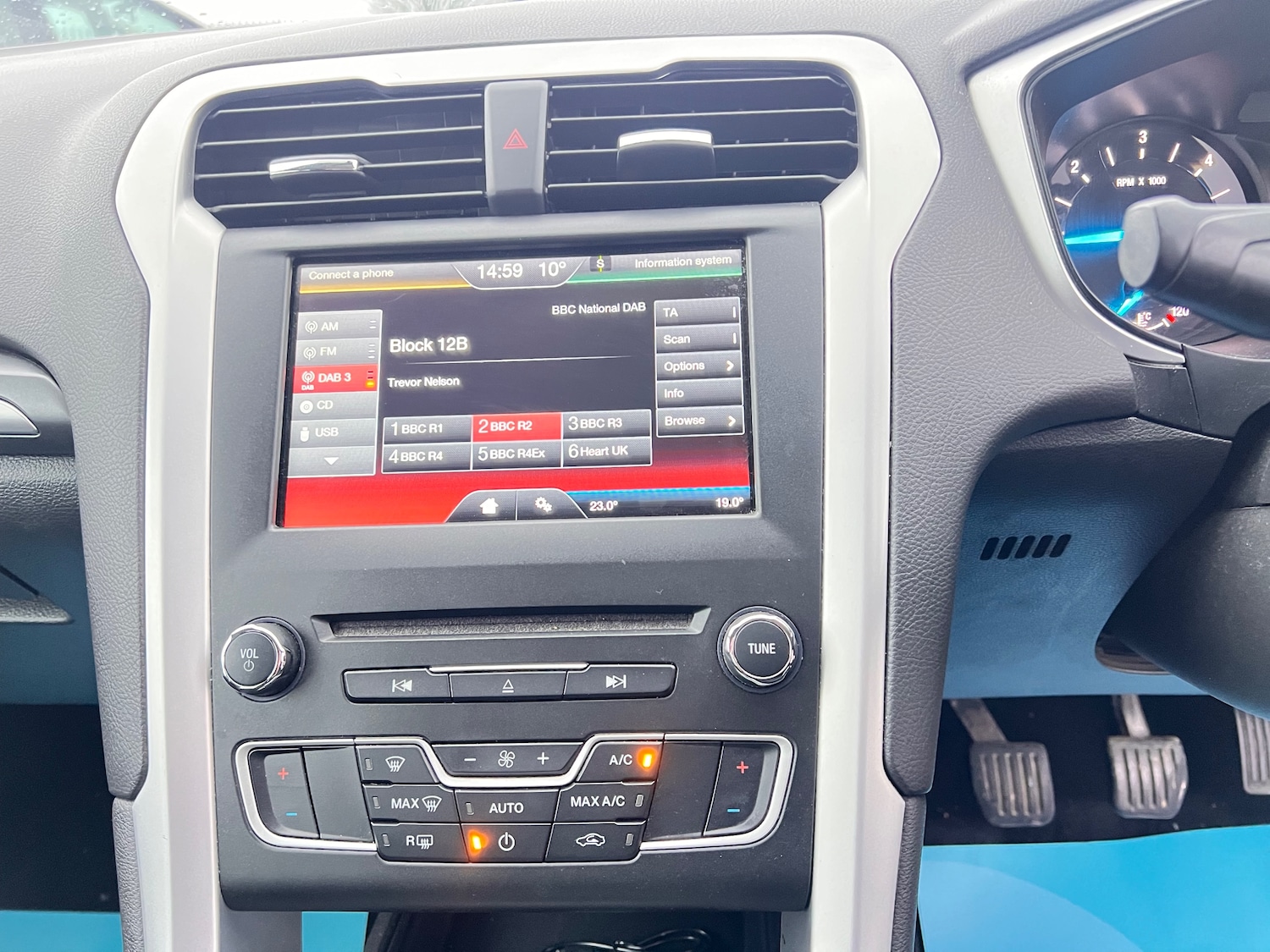 Used Ford Mondeo 2015 for sale - 76949838: Photo 19