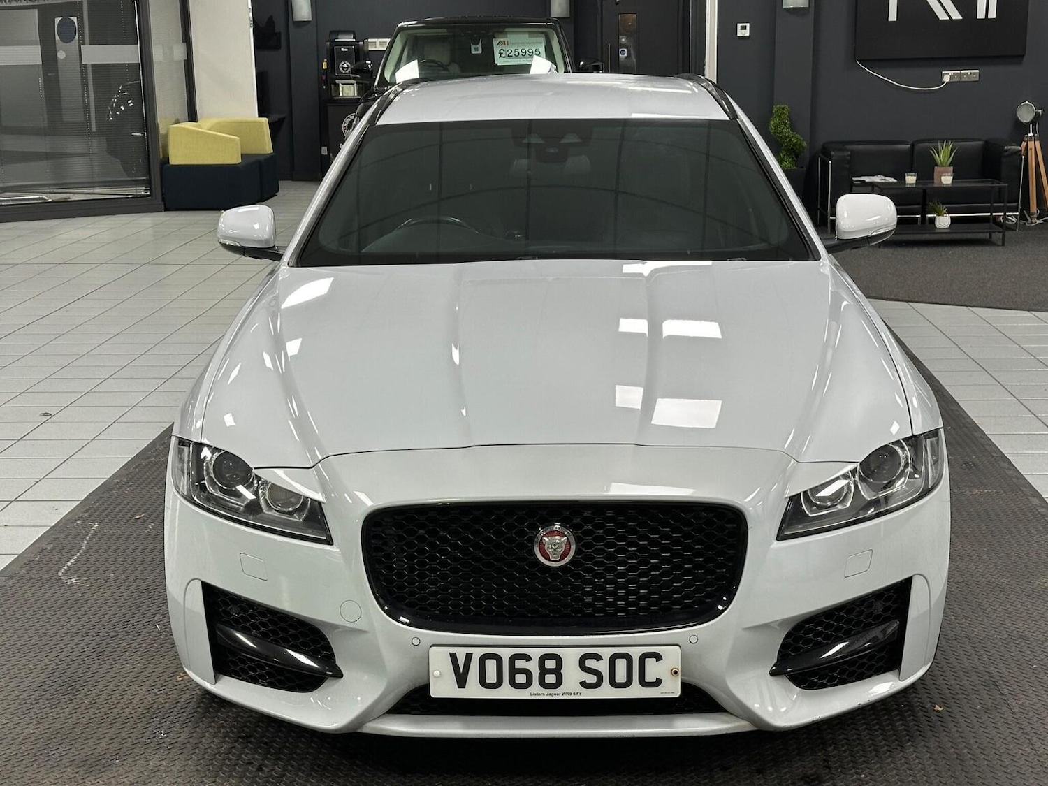 Used Jaguar XF 2018 for sale - 76655983: Photo 4
