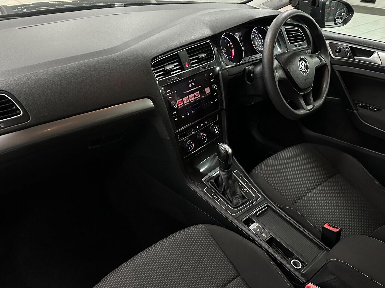 Used Volkswagen Golf 2017 for sale - 76656128: Photo 33