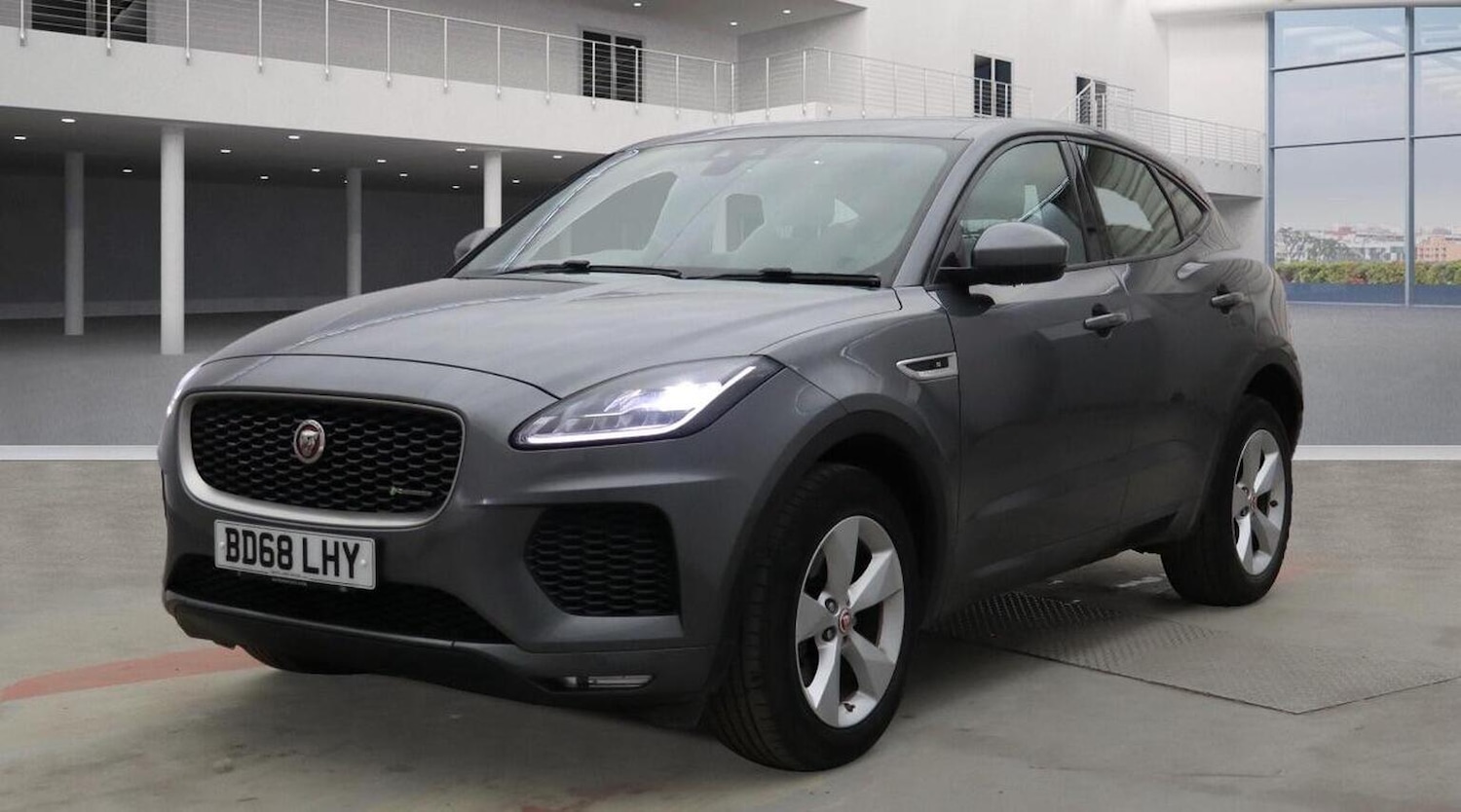 Used Jaguar E-Pace 2018 for sale - 76712441: Photo 2
