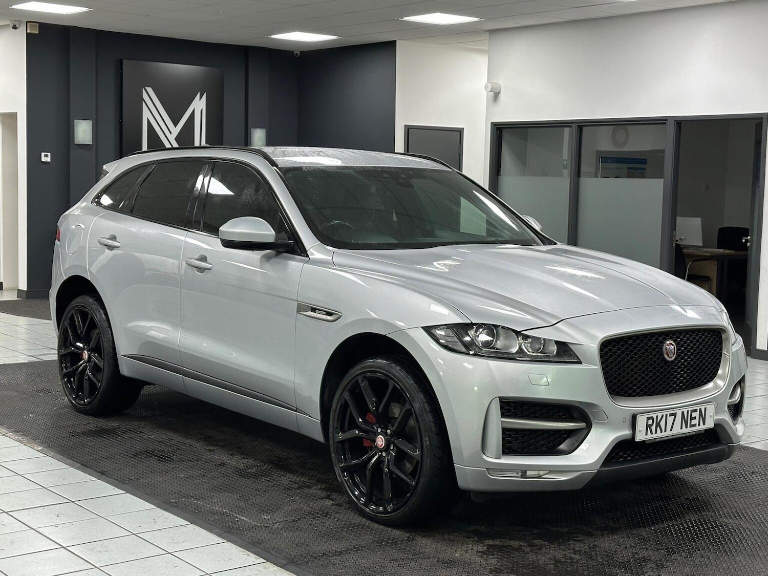 Used Jaguar F-Pace 2017 for sale - 77118517: Photo 2