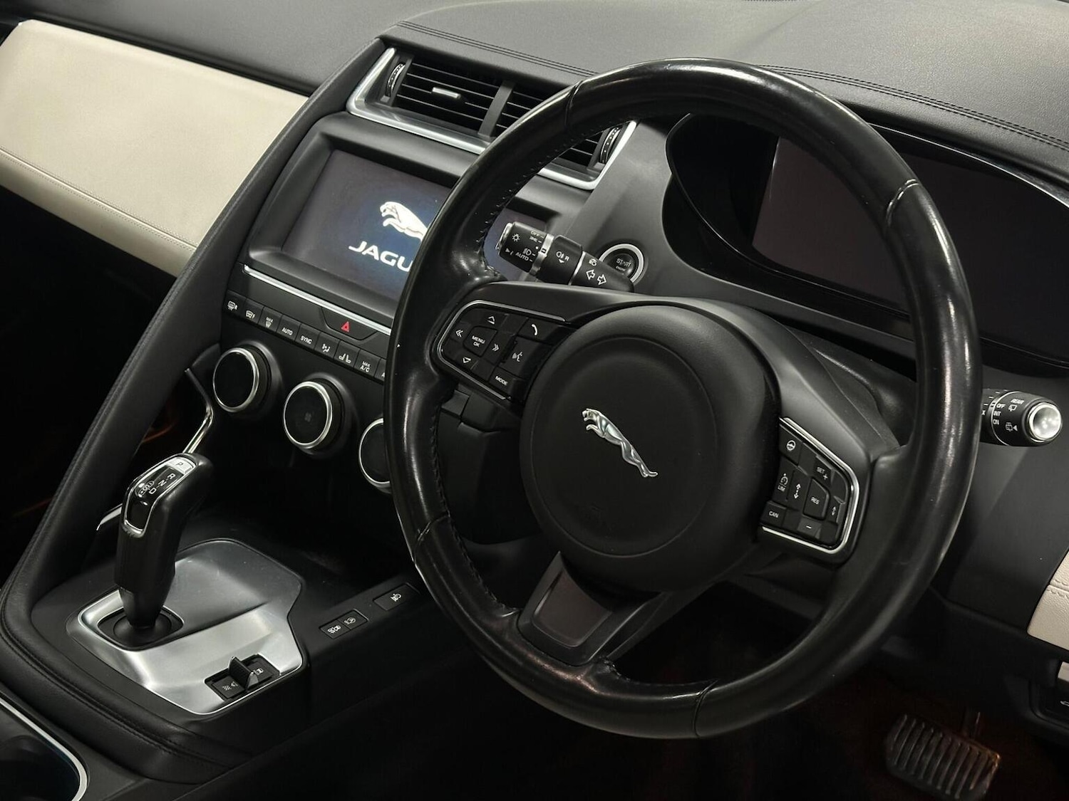 Used Jaguar E-Pace 2018 for sale - 76712672: Photo 15