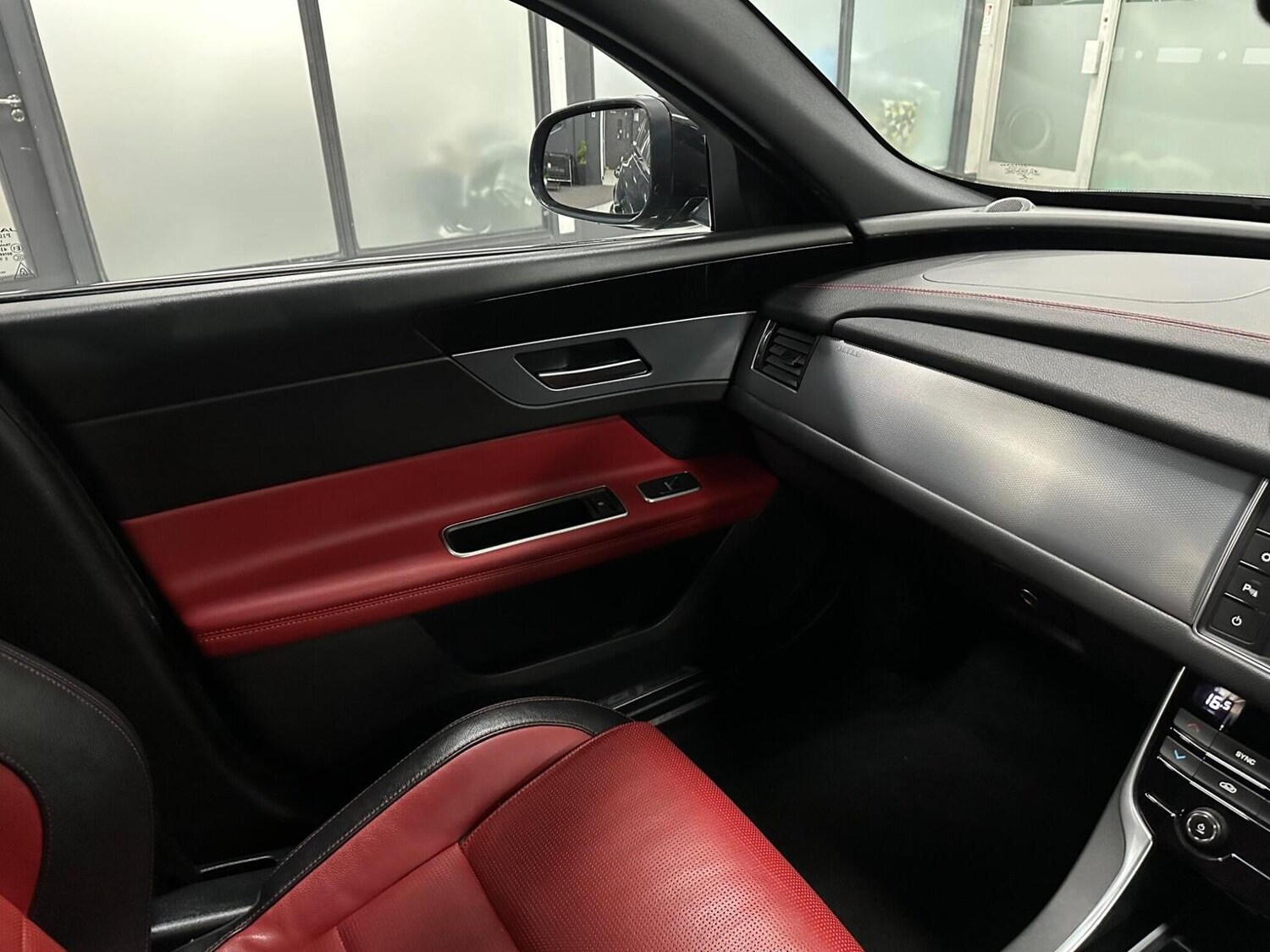 Used Jaguar XF 2017 for sale - 76656229: Photo 31