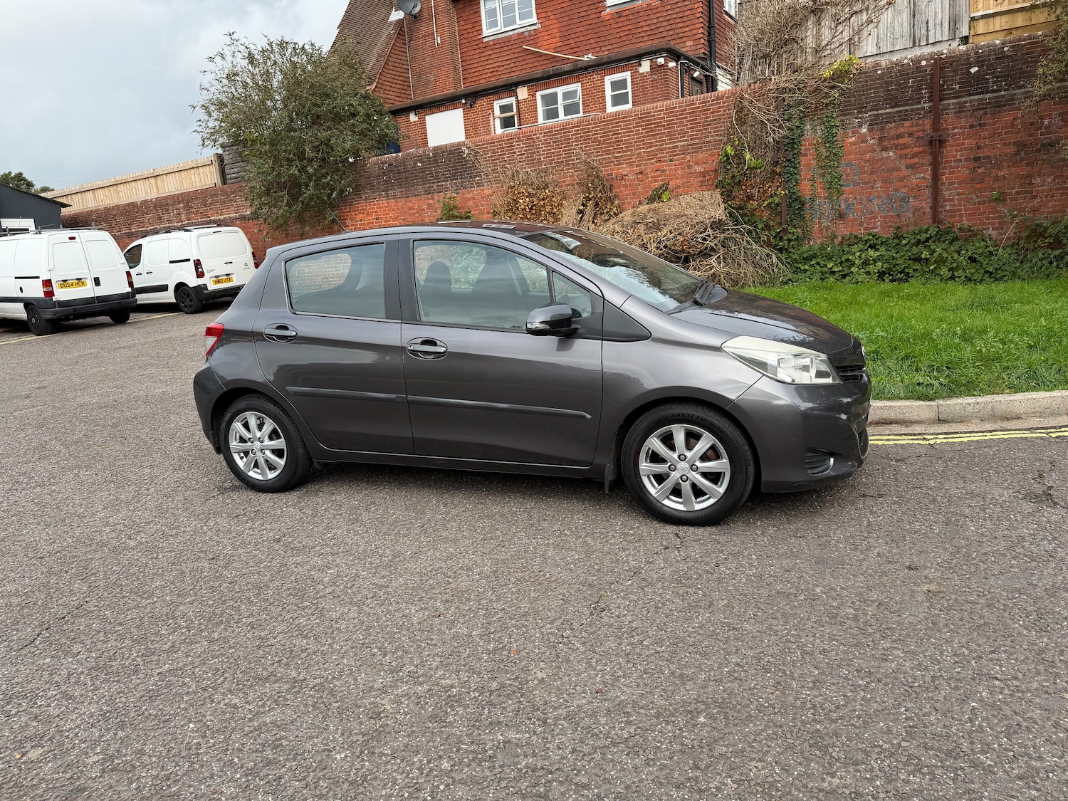 Used Toyota Yaris 2013 for sale - 76330382: Photo 2