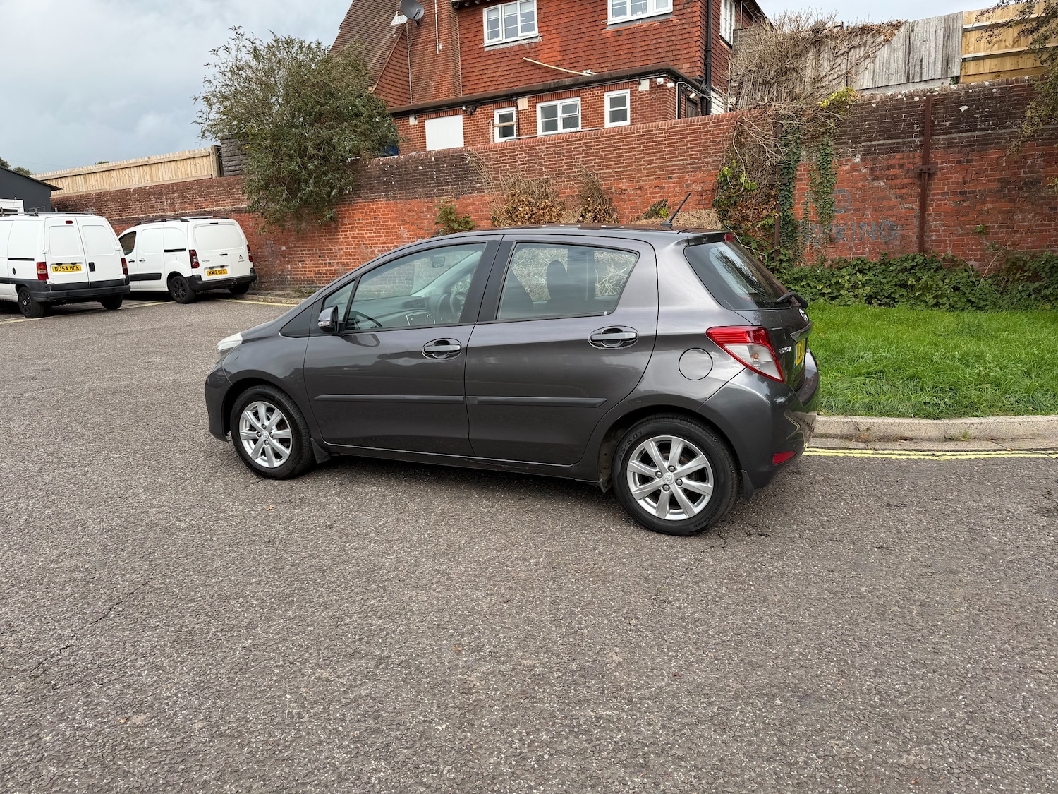 Used Toyota Yaris 2013 for sale - 76330382: Photo 5