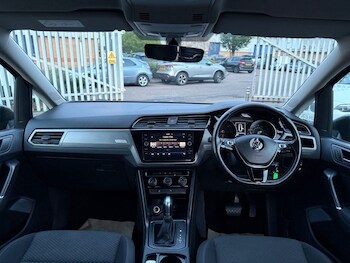 Used Volkswagen Touran 2018 for sale - 76470308: Photo