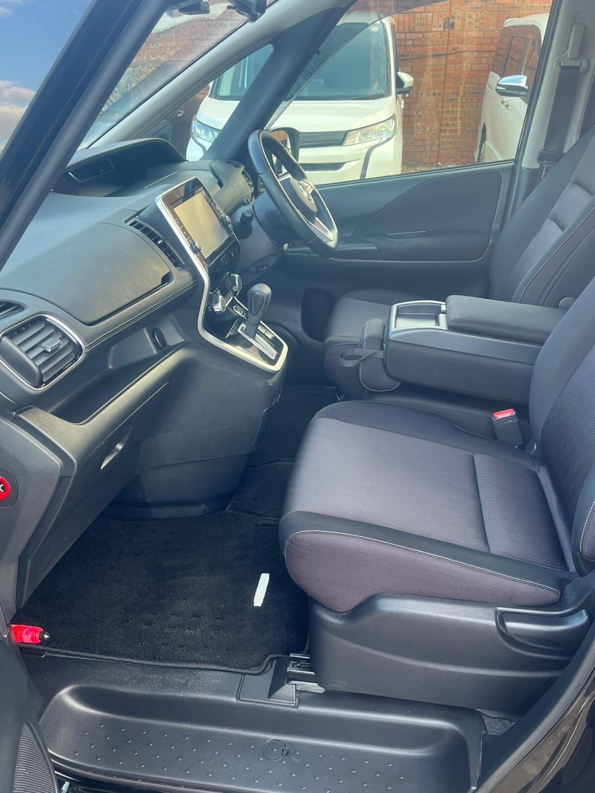 Used Nissan Serena 2018 for sale - 77946202: Photo 18