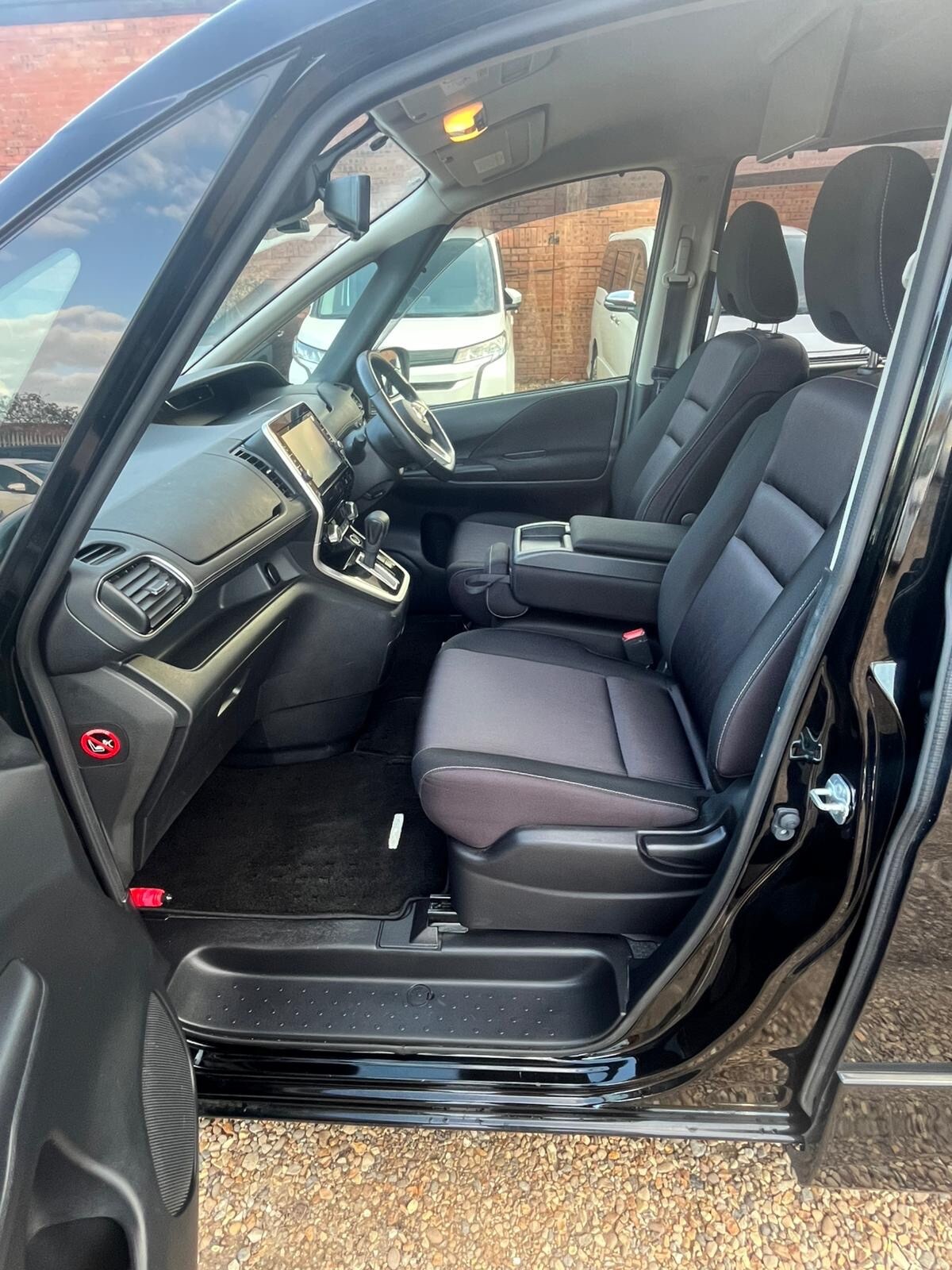 Used Nissan Serena 2018 for sale - 77946202: Photo 19