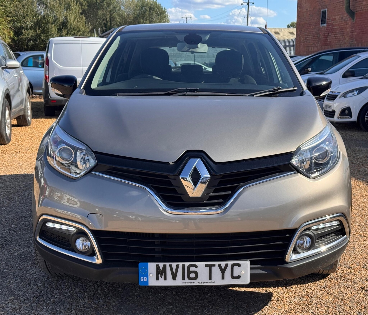 Used Renault Captur 2016 for sale - 76181843: Photo 2