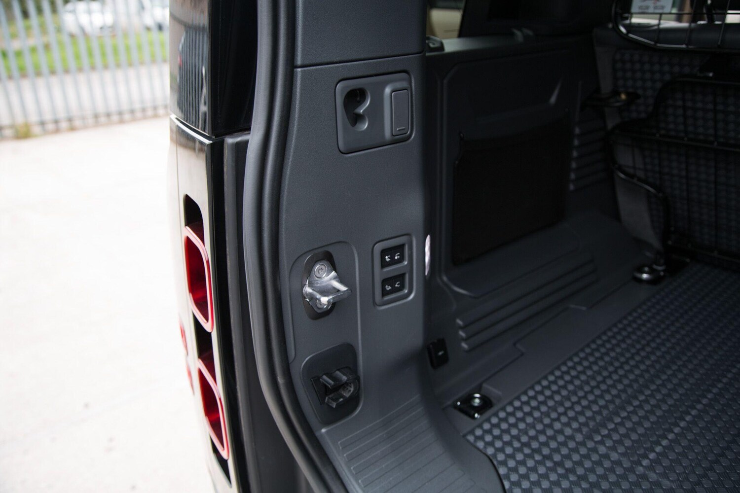 Used Land Rover Defender 2021 for sale - 78092734: Photo 25