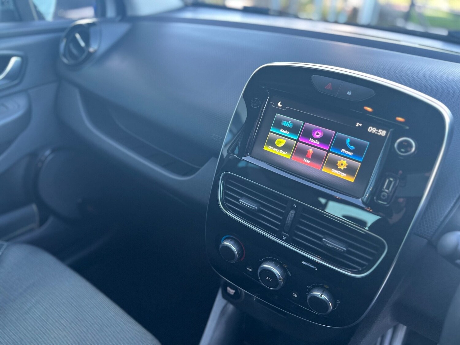 Used Renault Clio 2019 for sale - 76879549: Photo 25