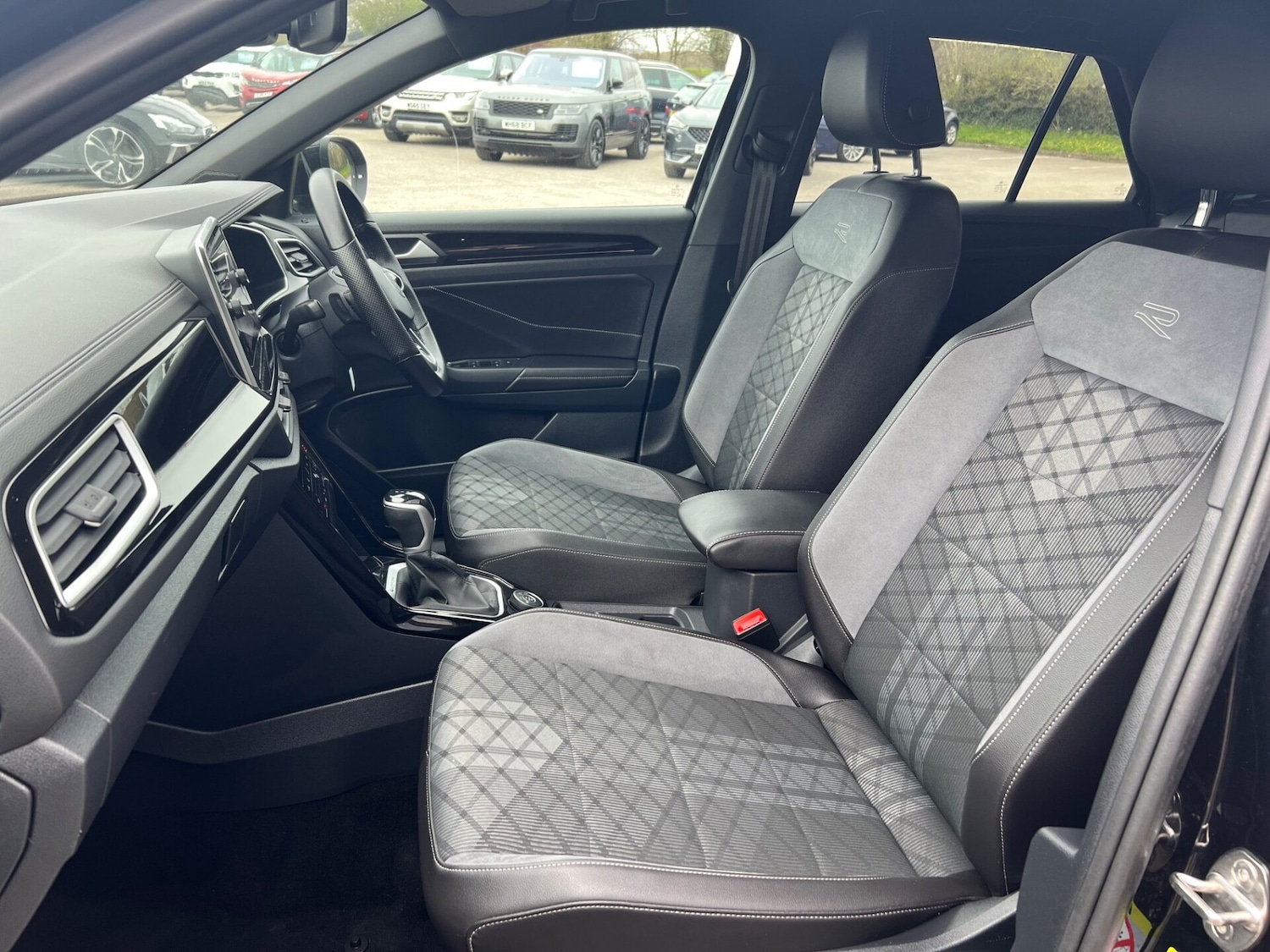 Used Volkswagen T-Roc 2023 for sale - 77952117: Photo 28