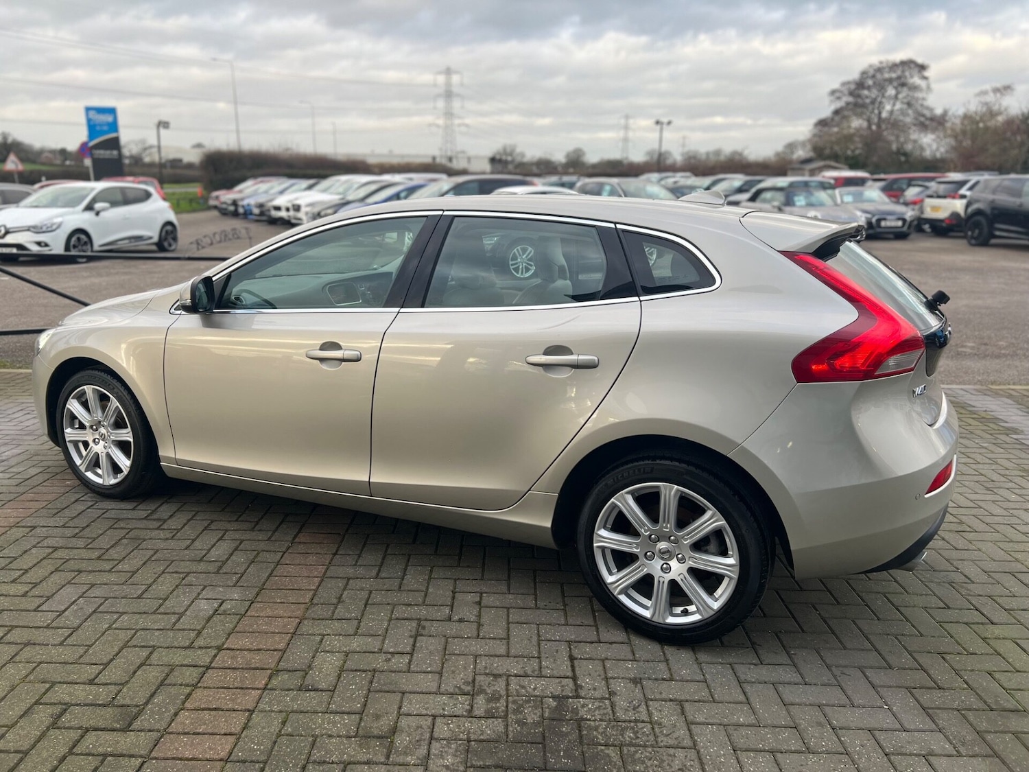 Used Volvo V40 2018 for sale - 76844878: Photo 11