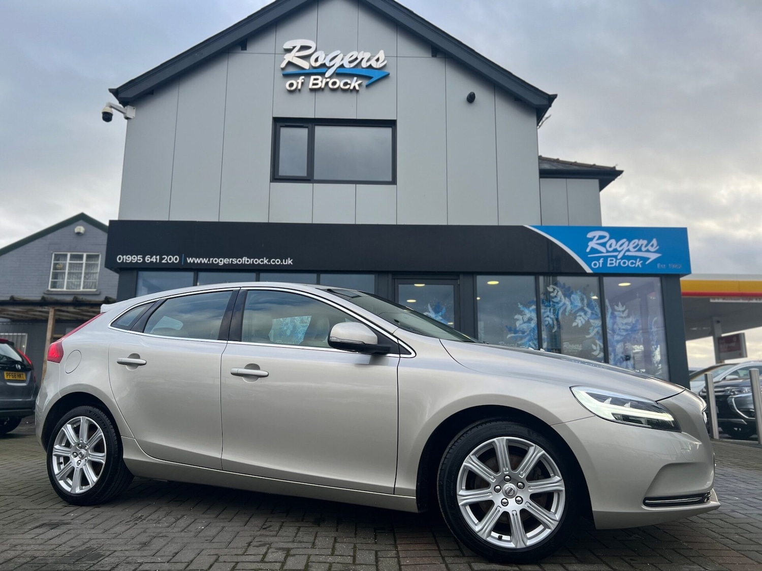 Used Volvo V40 2018 for sale - 76844878: Photo 2