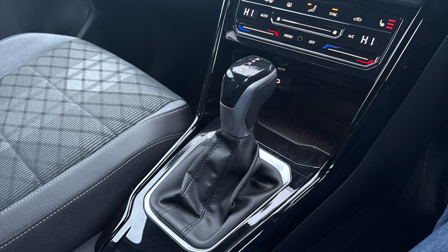 Used Volkswagen T-Roc 2023 for sale - 77474977: Photo 14