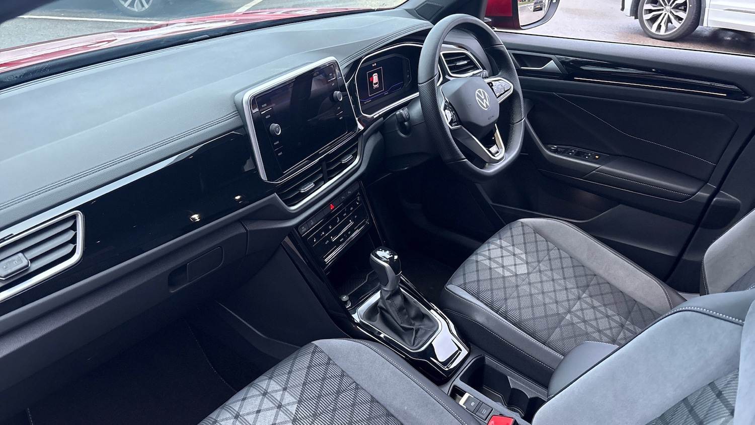 Used Volkswagen T-Roc 2023 for sale - 77474977: Photo 2