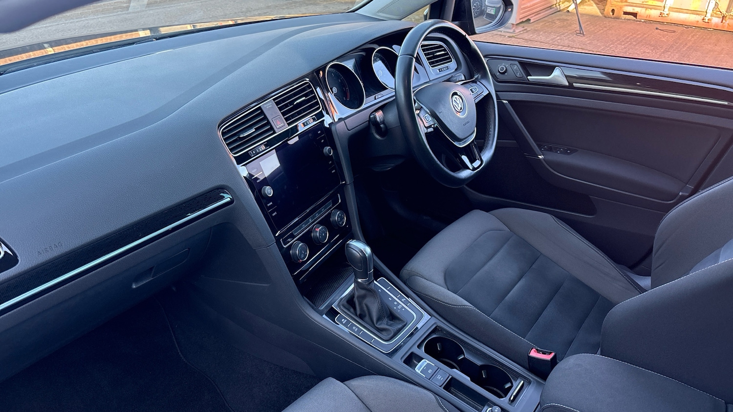 Used Volkswagen Golf 2018 for sale - 78011490: Photo 2