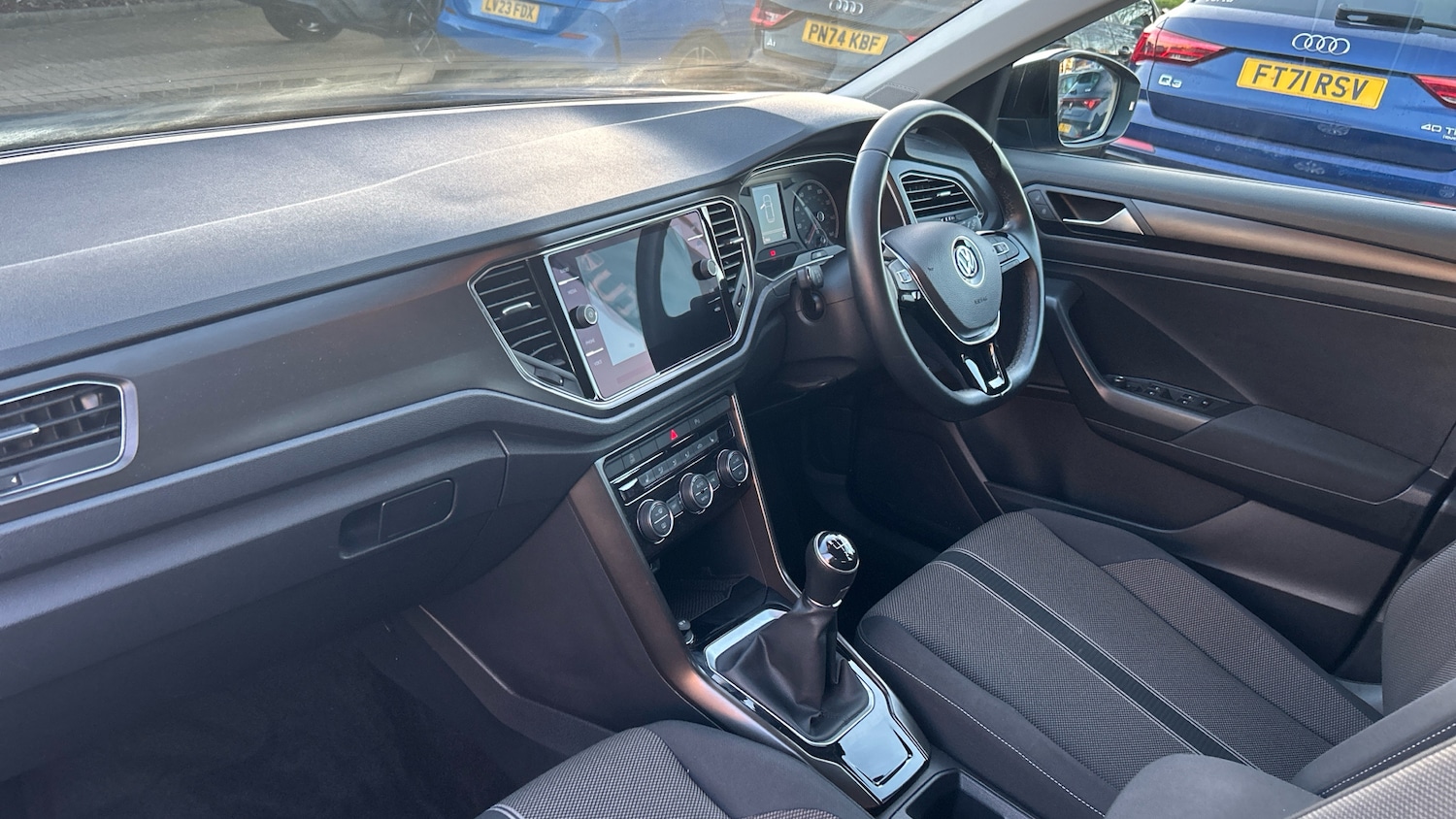 Used Volkswagen T-Roc 2019 for sale - 76894344: Photo 2