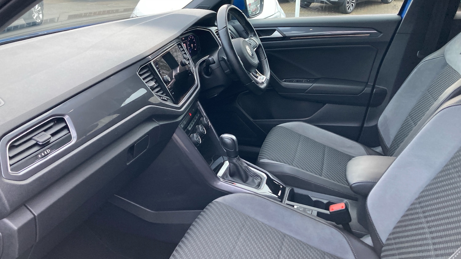 Used Volkswagen T-Roc 2021 for sale - 76517879: Photo 2