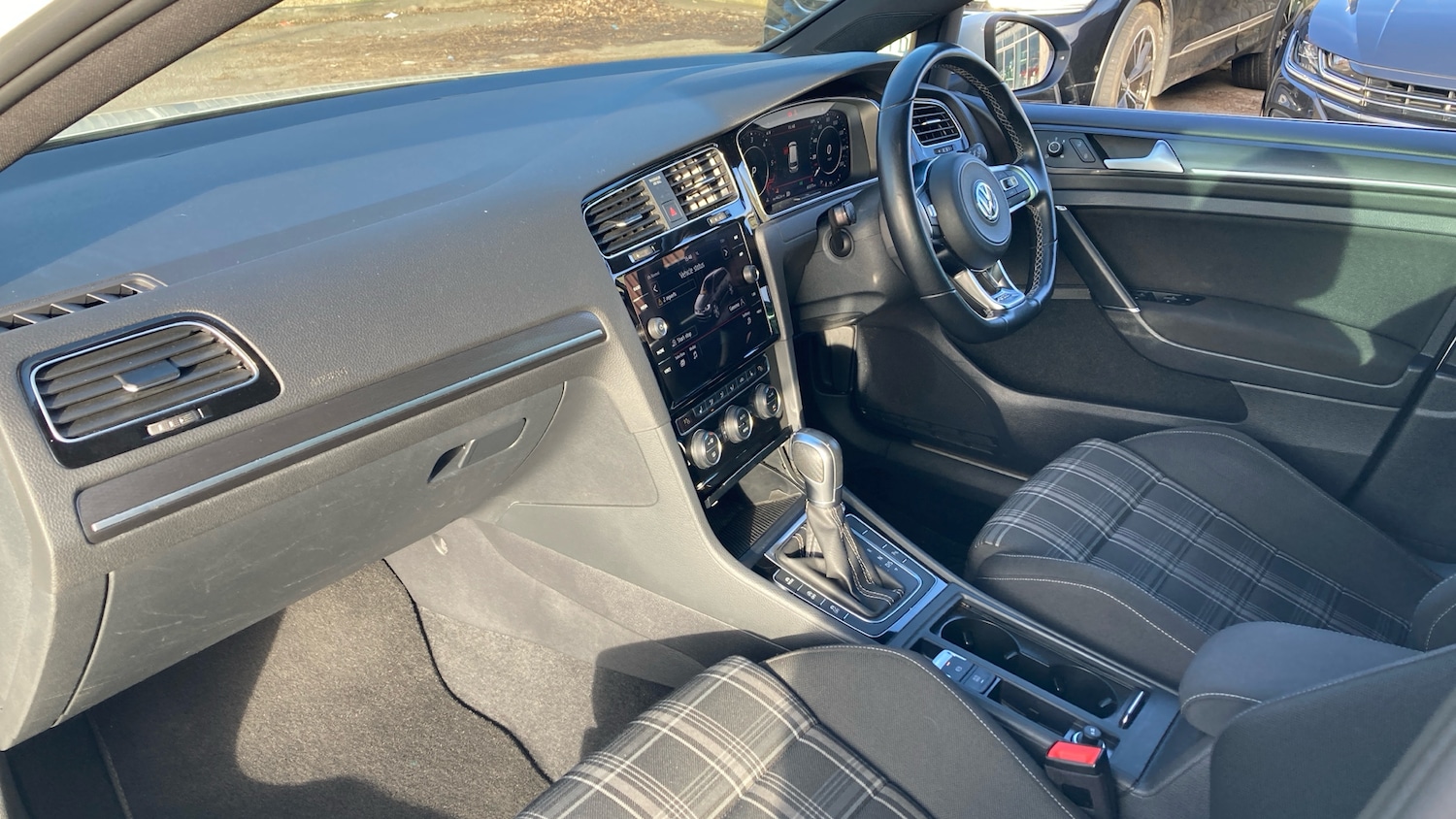 Used Volkswagen Golf 2019 for sale - 77946001: Photo 2