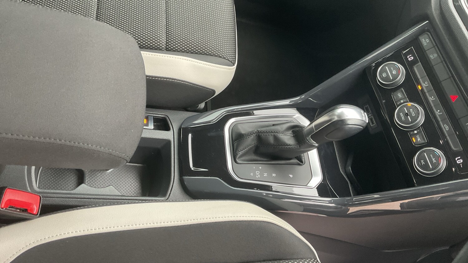 Used Volkswagen T-Roc 2019 for sale - 76366843: Photo 14