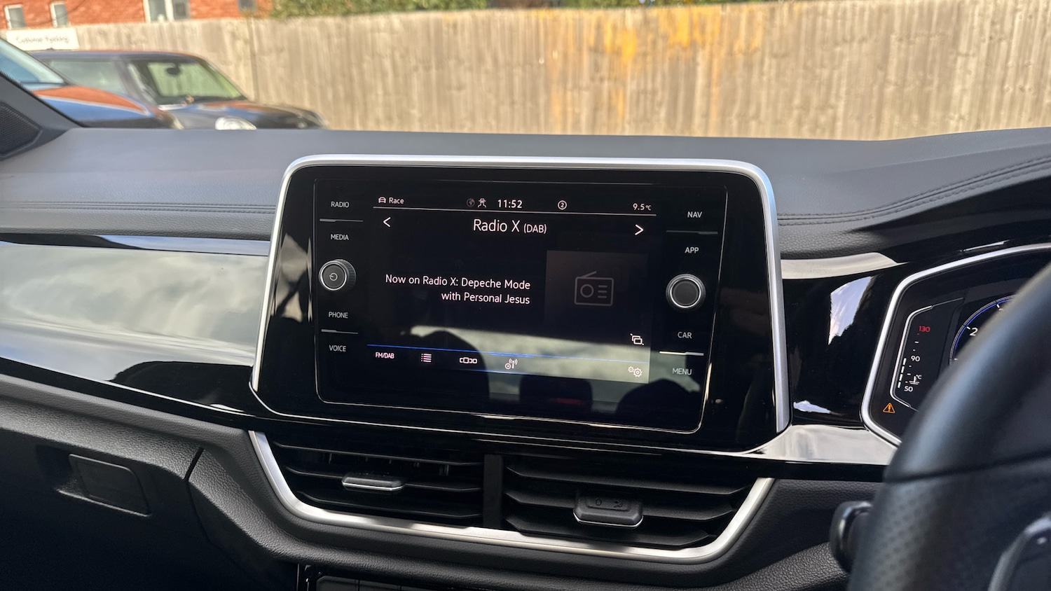 Used Volkswagen T-Roc 2023 for sale - 76355427: Photo 12