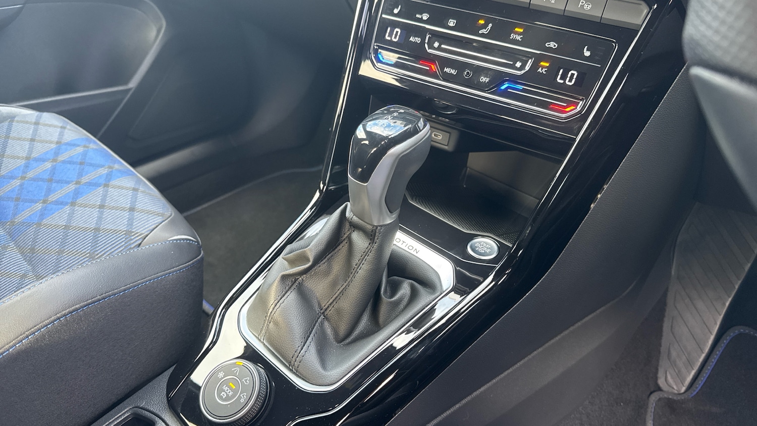 Used Volkswagen T-Roc 2023 for sale - 76355427: Photo 13