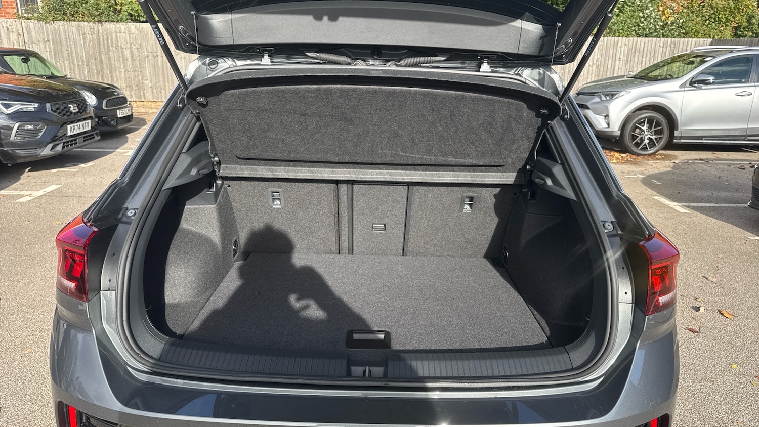 Used Volkswagen T-Roc 2023 for sale - 76355427: Photo 4