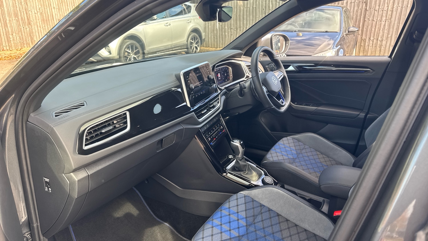 Used Volkswagen T-Roc 2023 for sale - 76355427: Photo 9