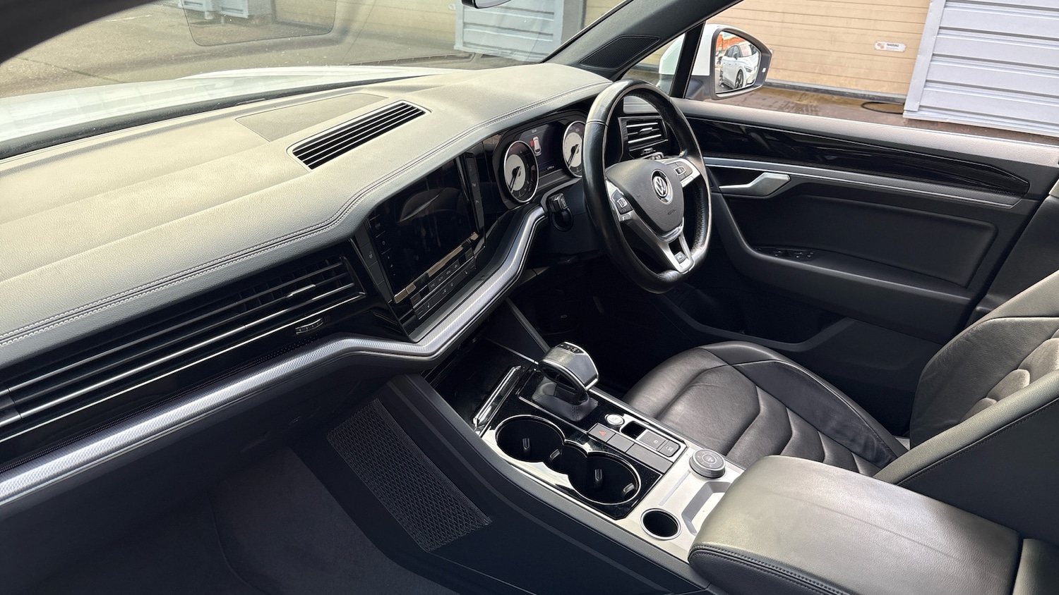 Used Volkswagen Touareg 2019 for sale - 76363297: Photo 2