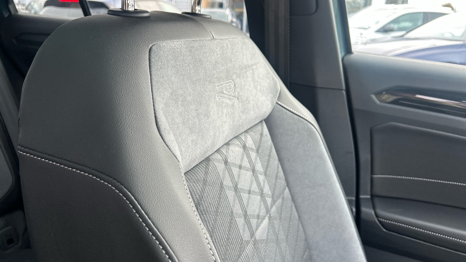 Used Volkswagen T-Roc 2025 for sale - 76402340: Photo 39