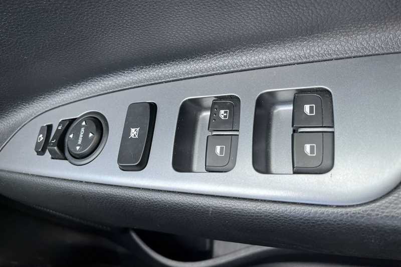 Used Kia Stonic 2023 for sale - 77638323: Photo 16