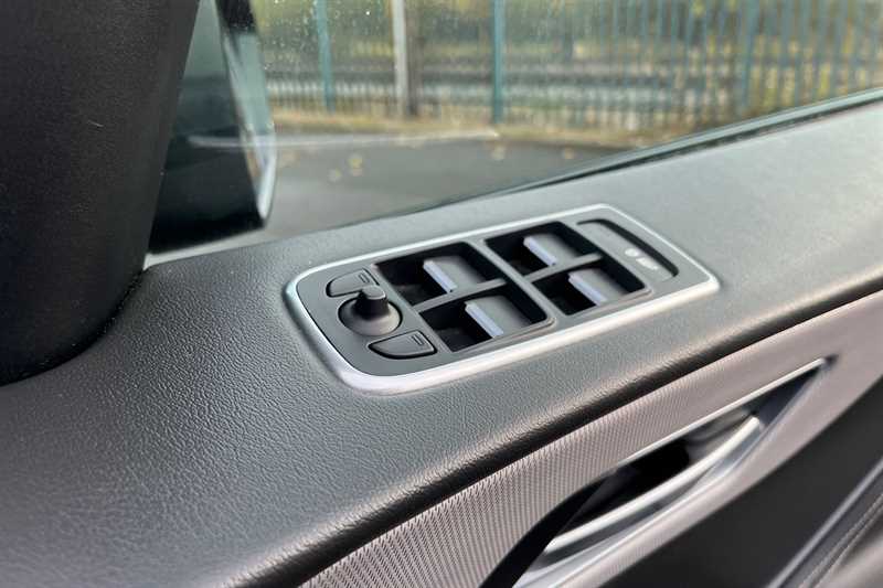 Used Jaguar F-Pace 2017 for sale - 76529829: Photo 16